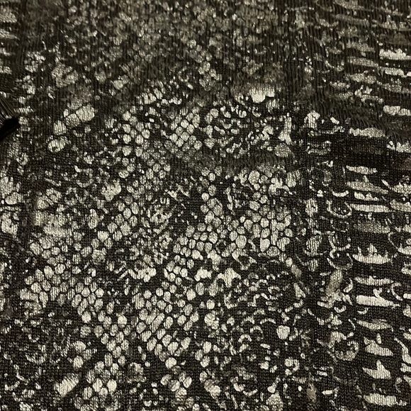 Cold shoulder embossed cache sweater - Picture 2 of 2